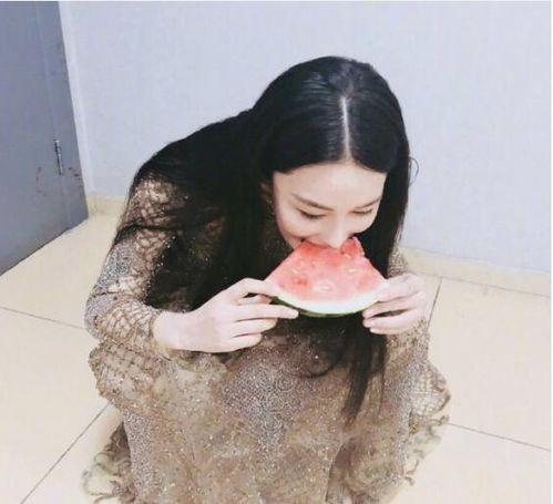 娱乐吃瓜酱白衣服,揭秘白衣服背后的时尚秘密